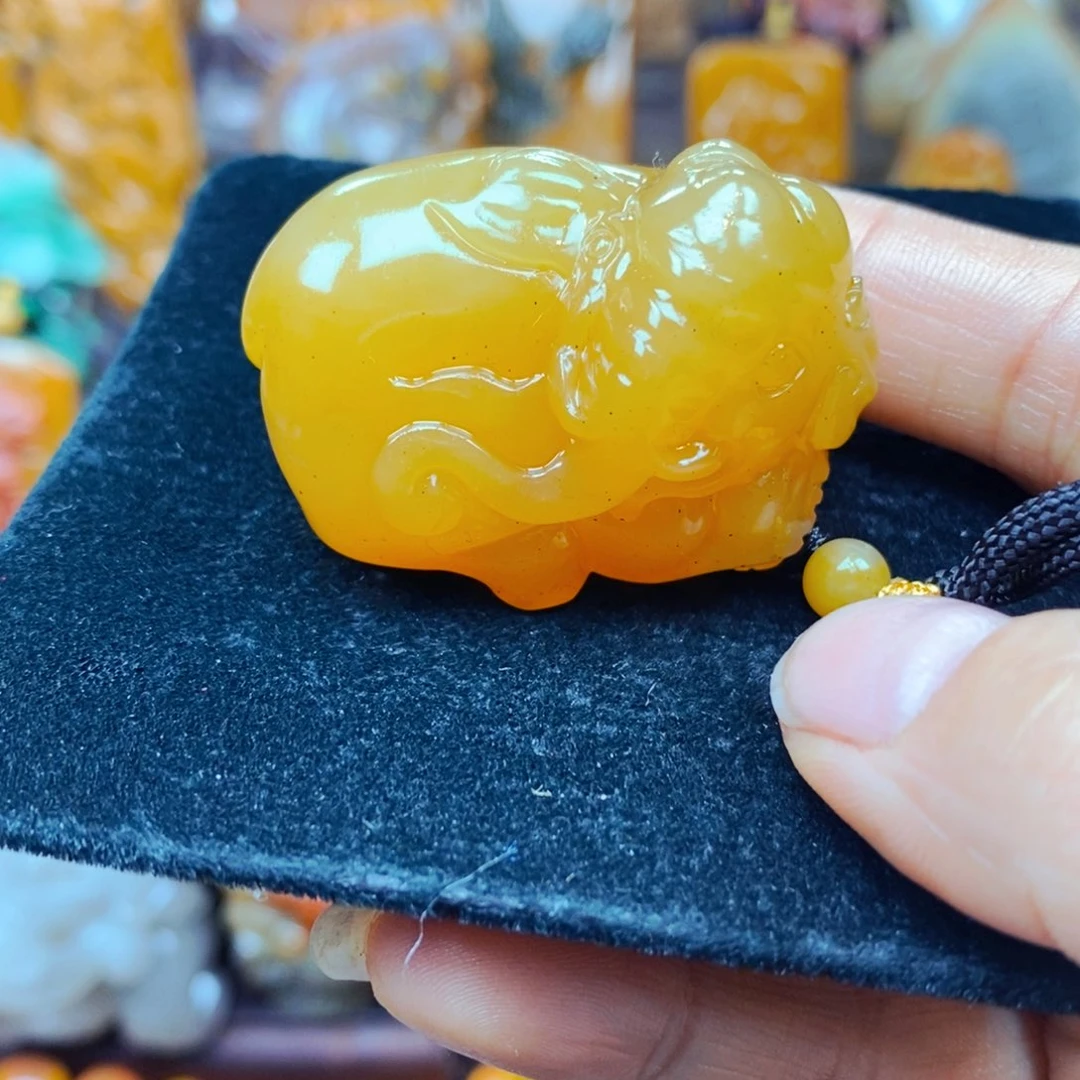 未镶嵌石英质玉（黄龙玉）颈饰