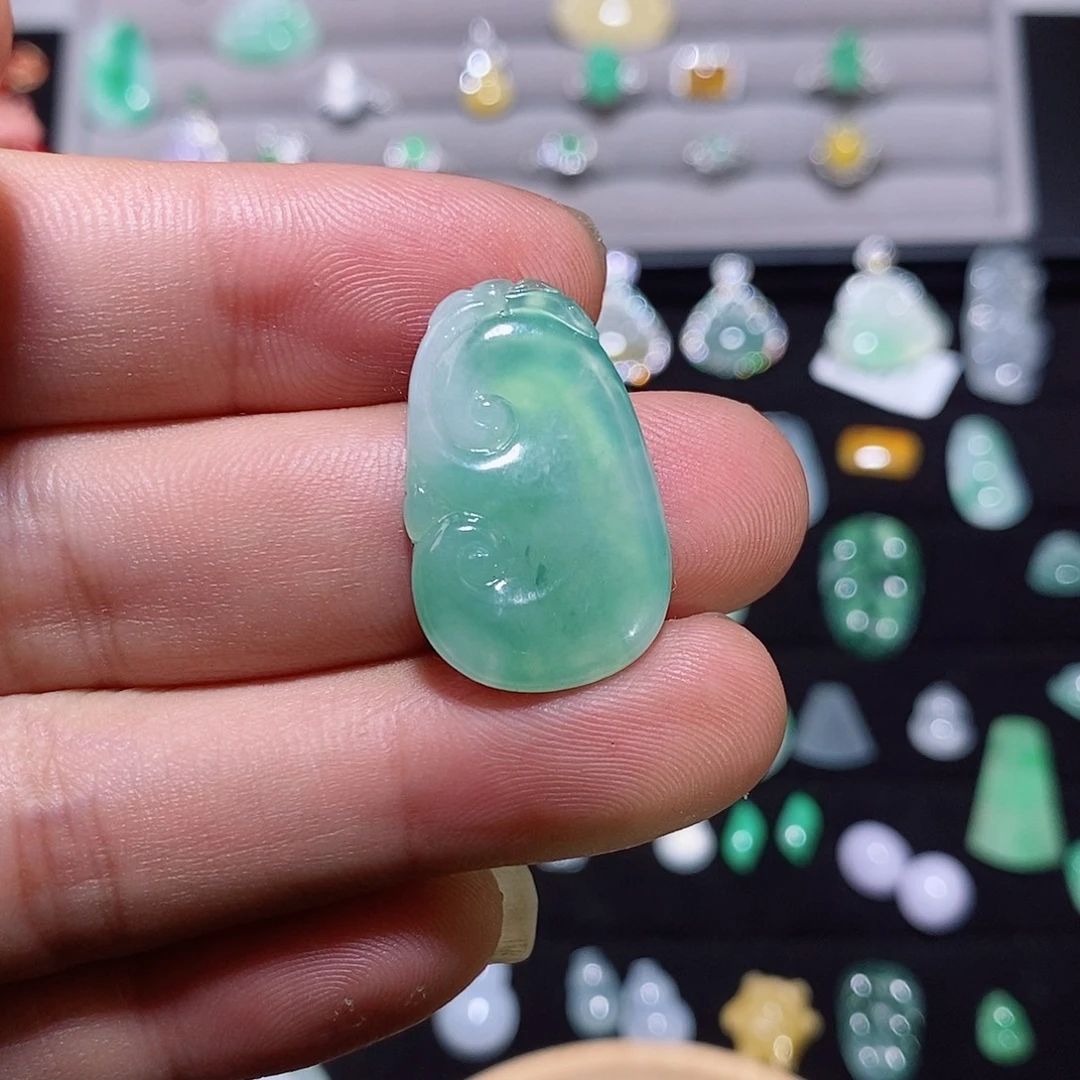 翡翠未镶嵌颈饰如意