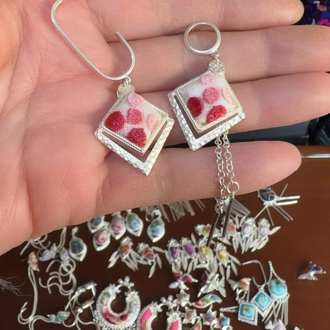 织绣正**景民族风刺绣耳钉