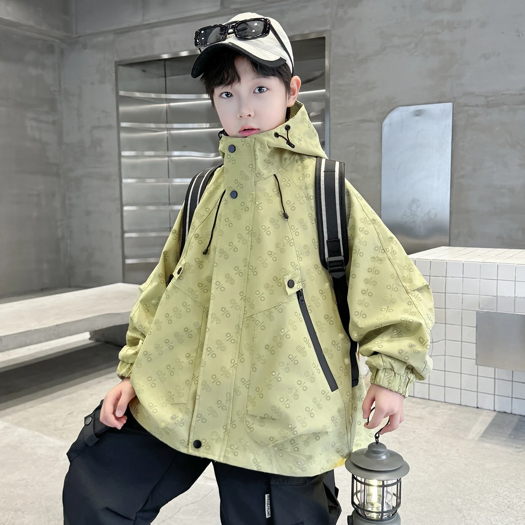 男童字母连帽防风冲锋衣春秋潮款2025儿童帅气休闲风衣外套中大童