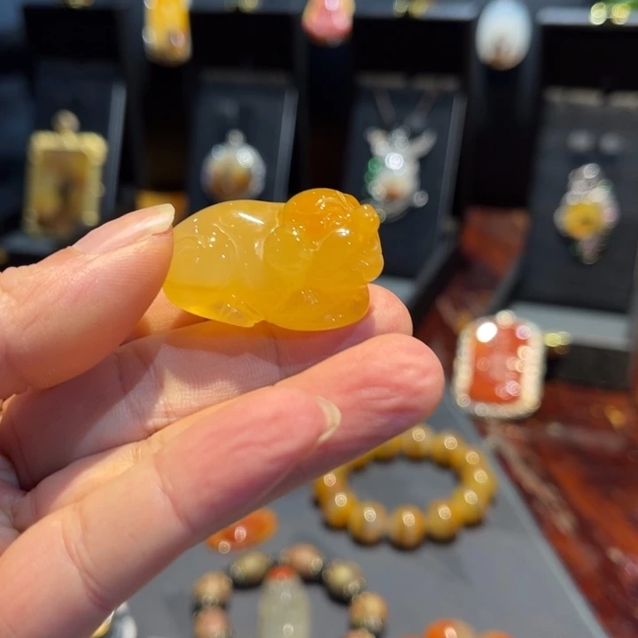 未镶嵌石英质玉（黄龙玉）颈饰