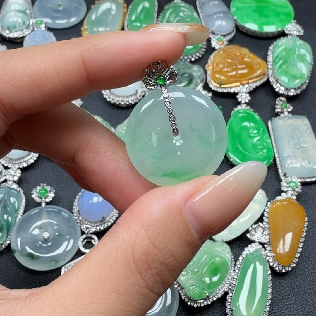 翡翠18K金镶嵌颈饰