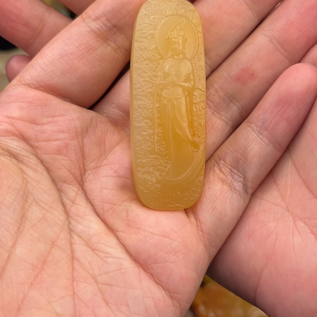 依***忧石英质玉未镶嵌黄蜡石挂件