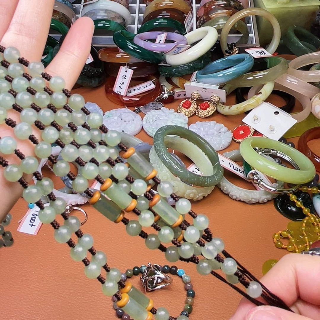 蛇纹石玉颈饰未镶嵌