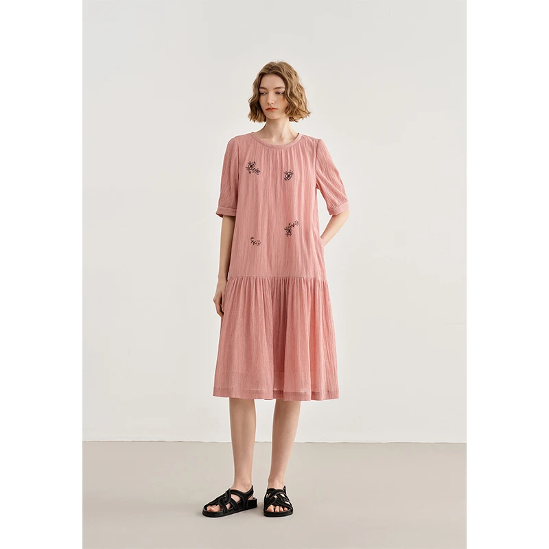 EIN/言欧若夏日多巴胺绣花打揽绉感肌理圆领连衣裙2025春夏新款