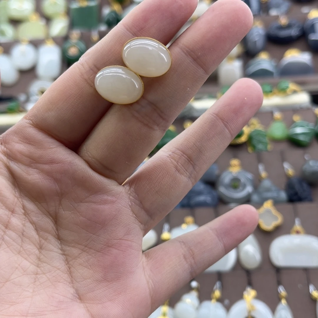 和田玉18K金镶嵌耳饰