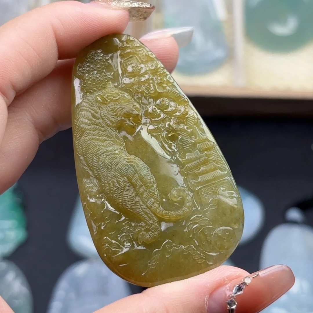 颈饰未镶嵌翡翠老虎