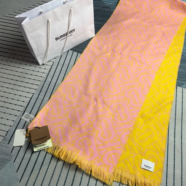 未使用 BURBERRY/博柏利 Burberry满印TB双面围巾