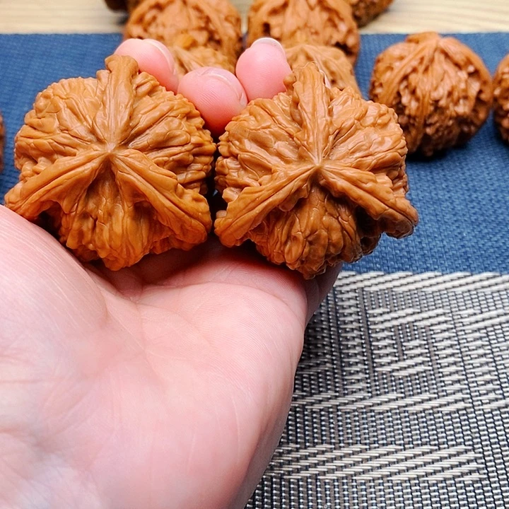 小***发文玩核桃吊坠三棱