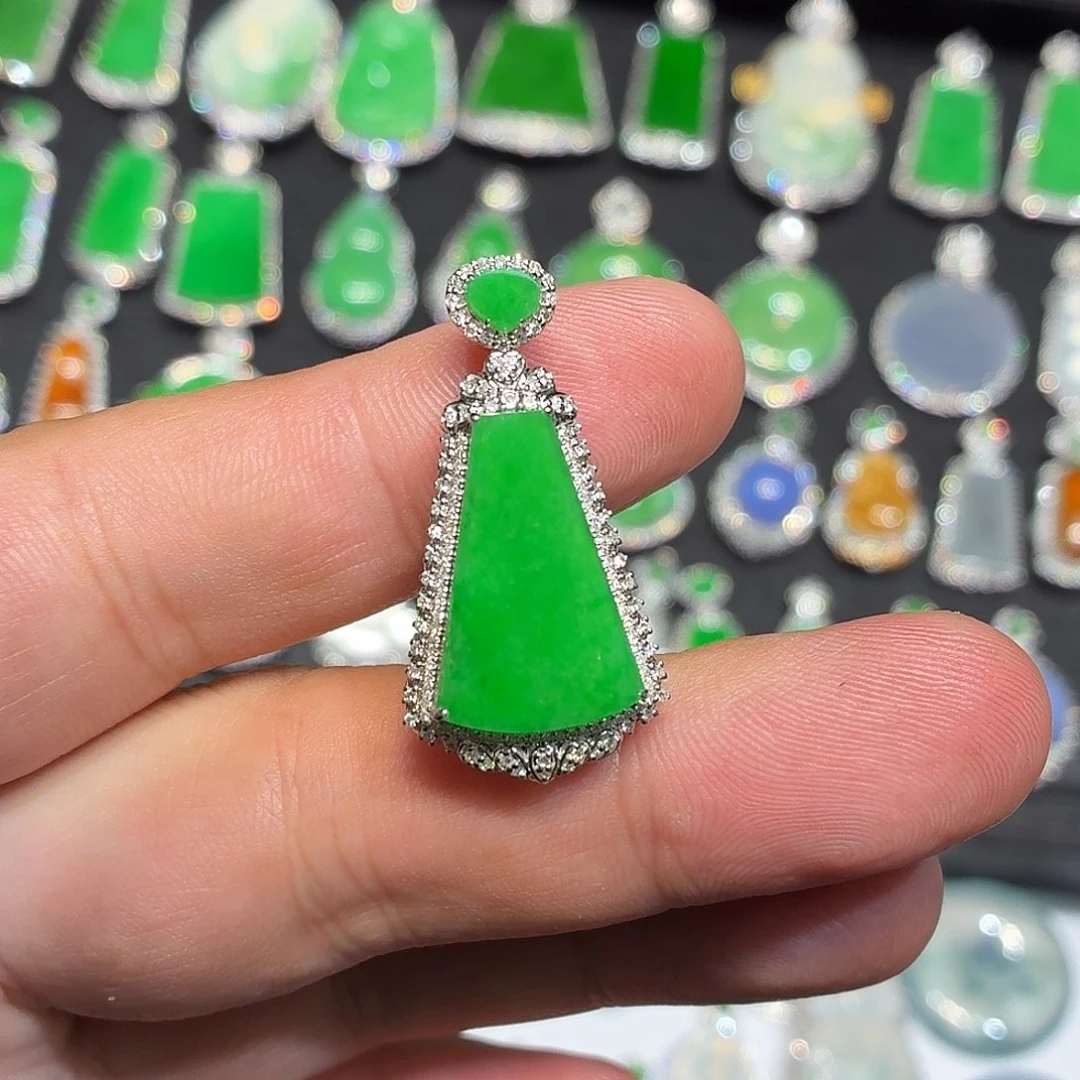 翡翠18K金镶嵌颈饰缅甸