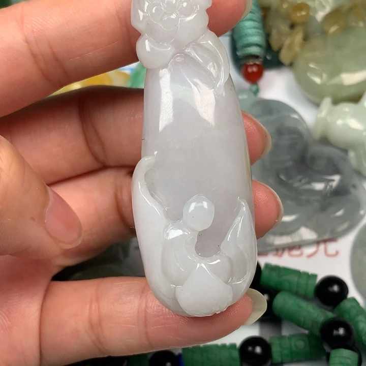 翡翠未镶嵌颈饰可**画翡翠