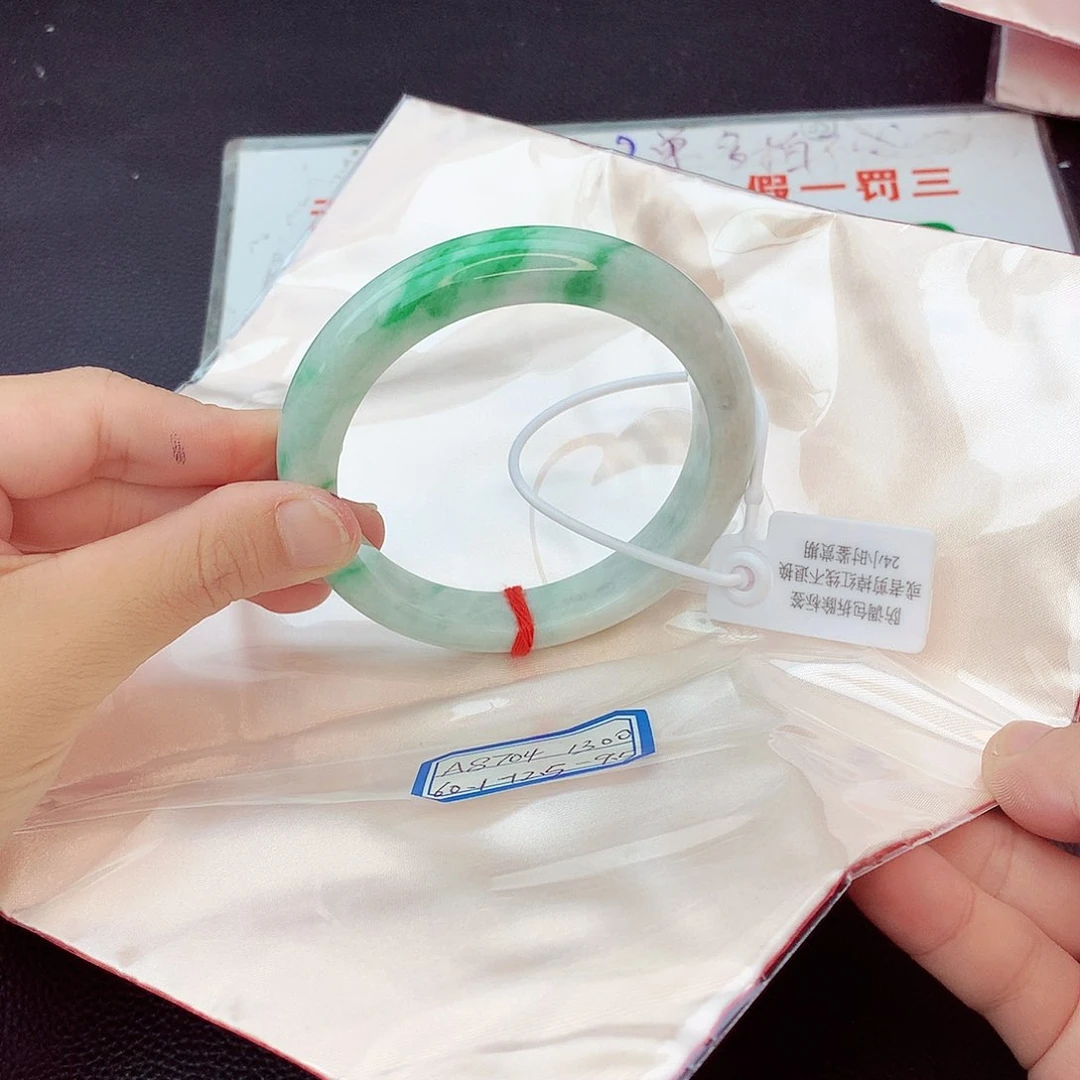 翡翠手镯未镶嵌翡翠