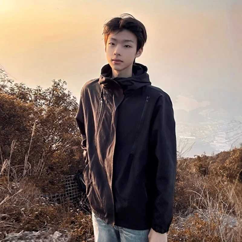 黑色正肩高领男新款美式户外登山防水双拉链速干运动百搭夹克外套
