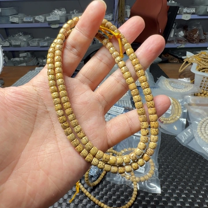 吊坠星月菩提鸡油黄6×5左右108颗小尺