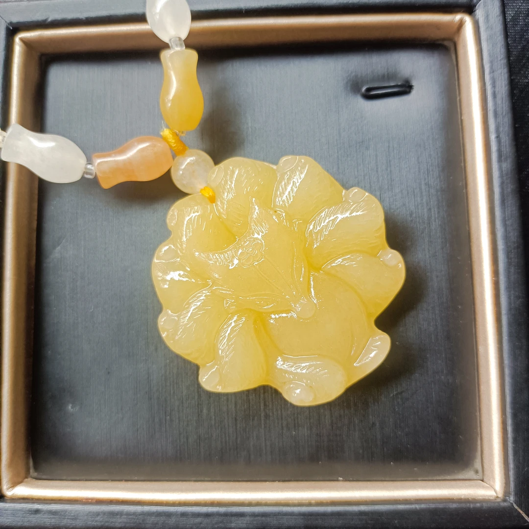 天然黄龙玉九尾狐吊坠时尚气质百搭款