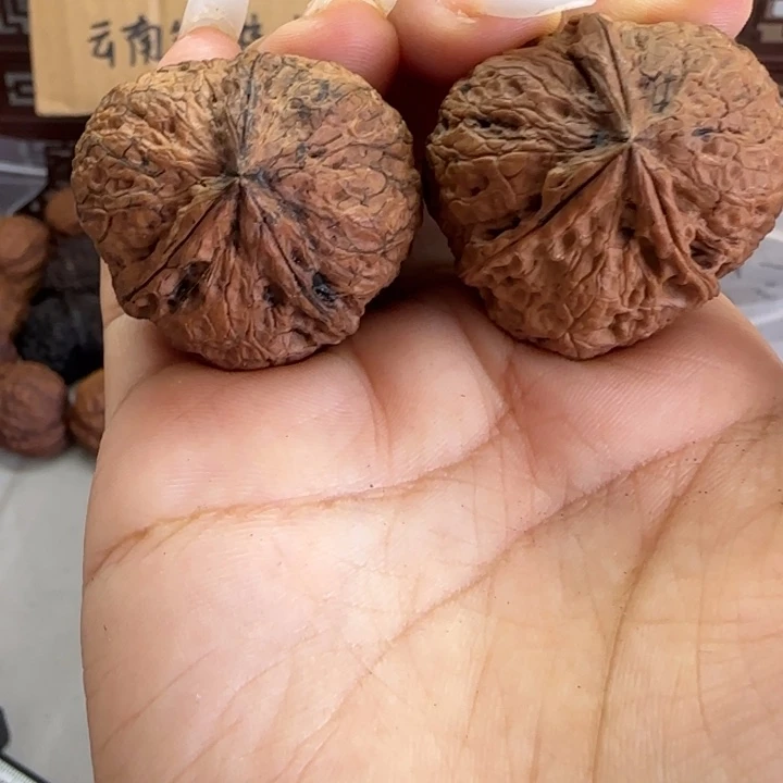 文玩核桃吊坠光头三棱35