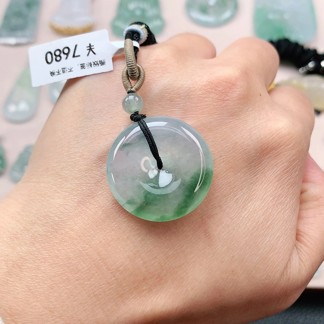 翡翠颈饰未镶嵌平安扣