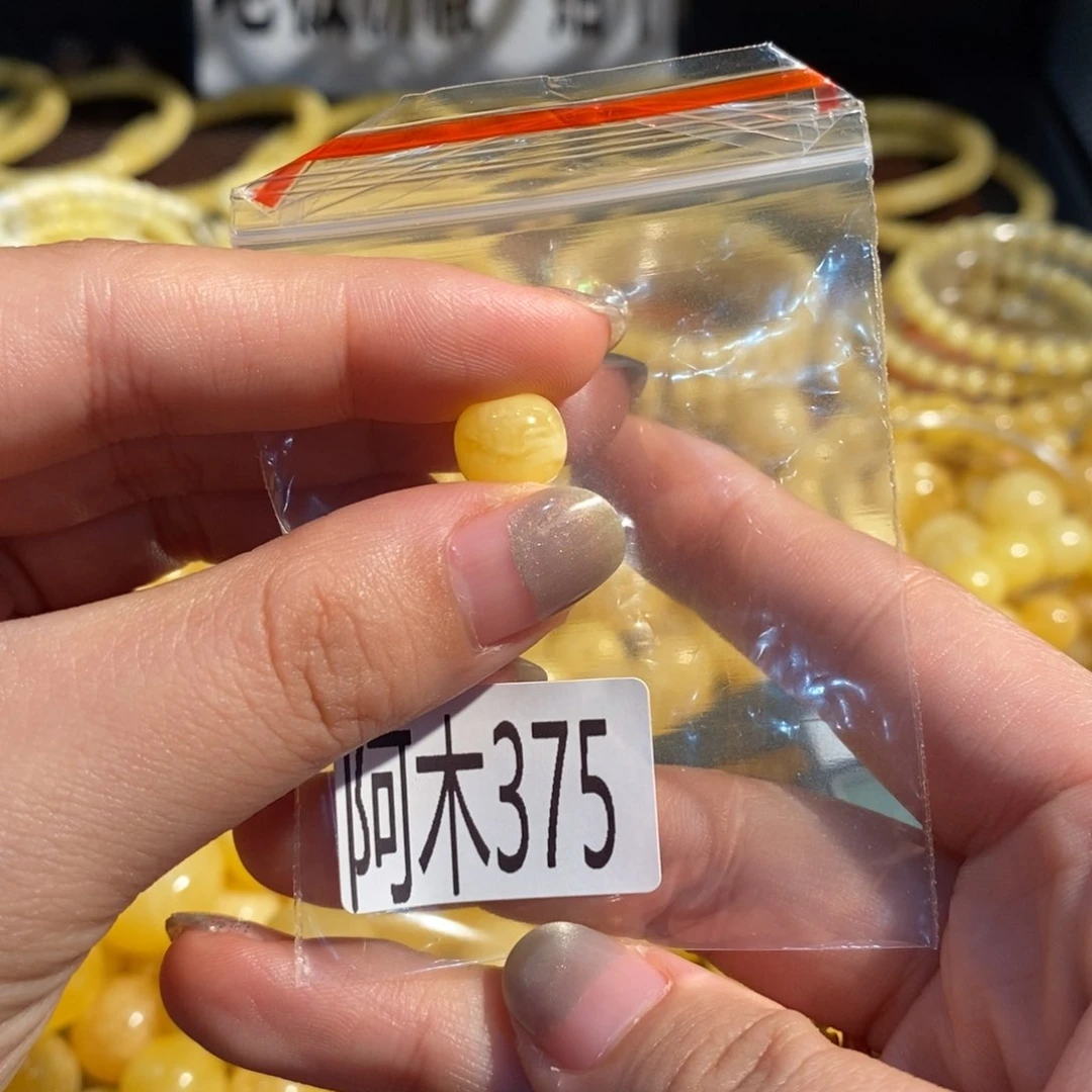 未镶嵌琥珀珠宝奇石375