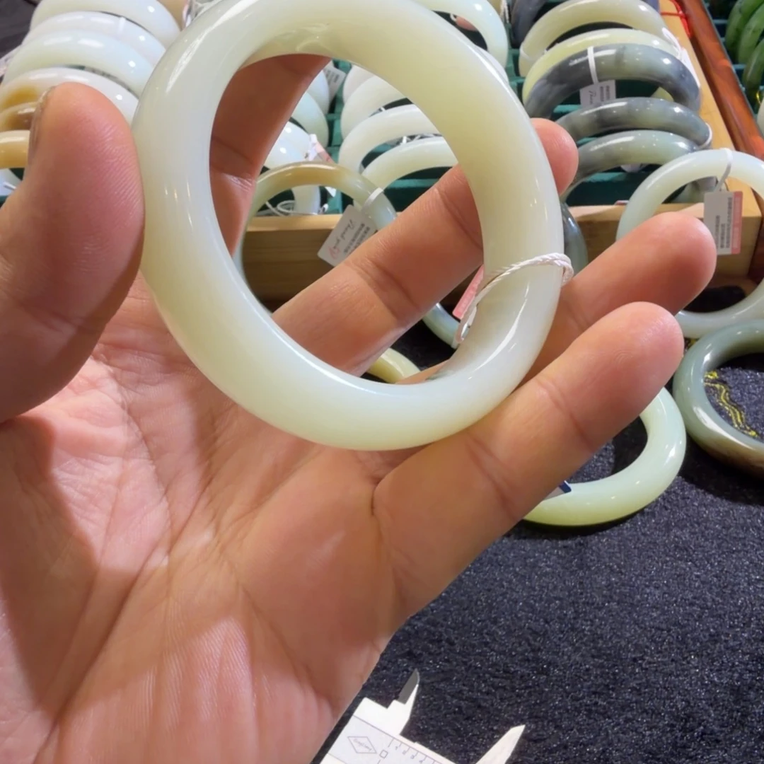 和田玉未镶嵌手镯