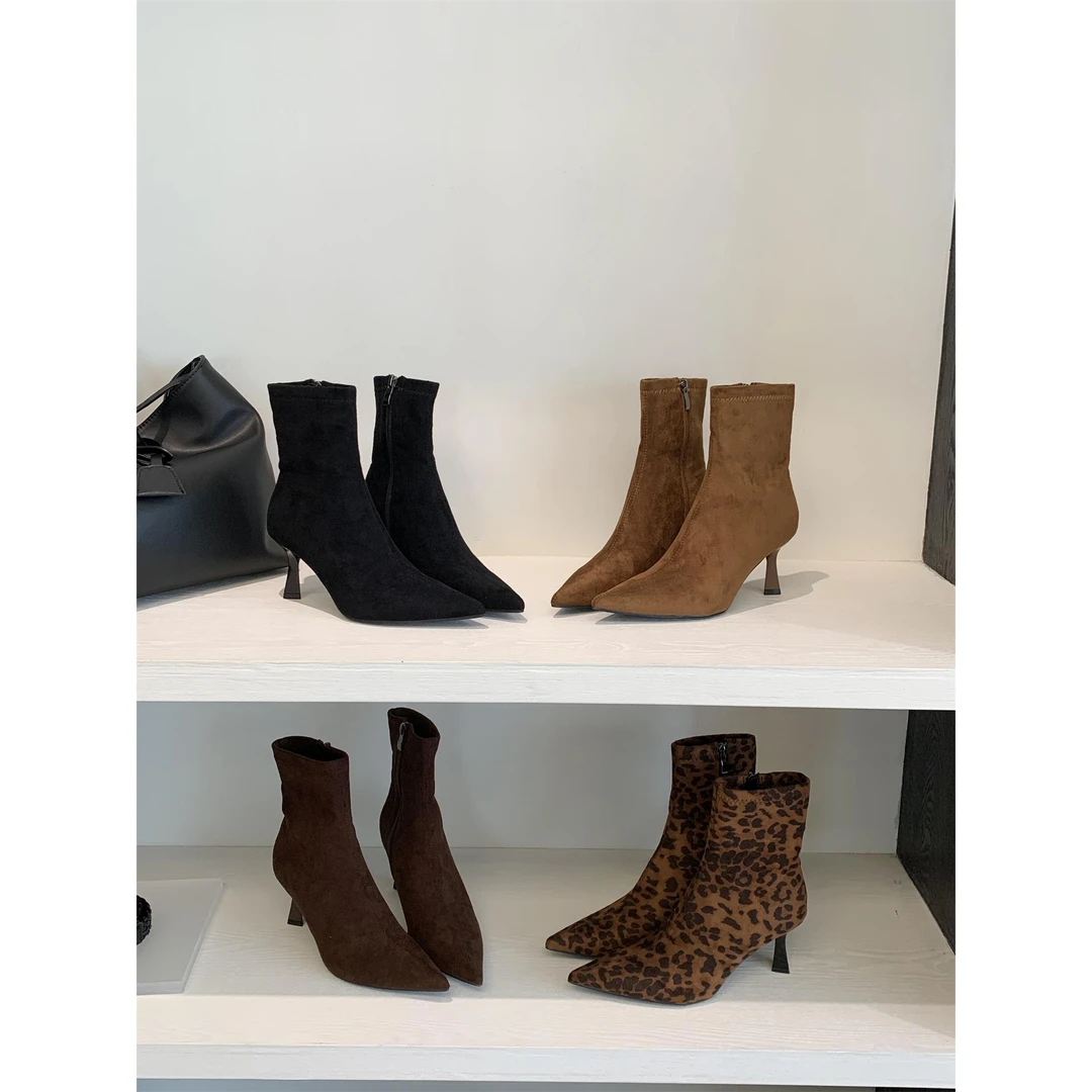 2025年新款秋冬棕色绒面尖头细跟中跟短筒靴弹力瘦瘦靴高跟短靴女