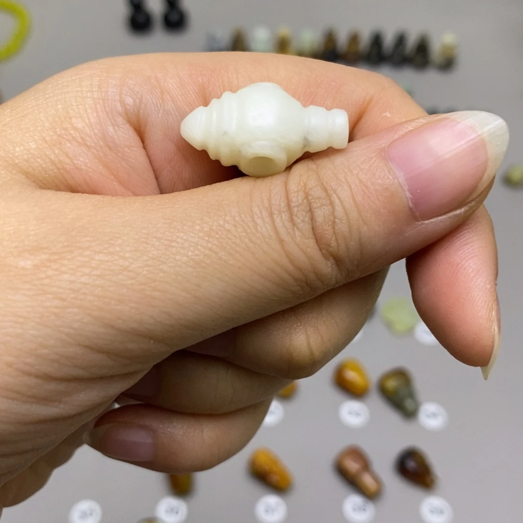 努***生蛇纹石玉未镶嵌配饰