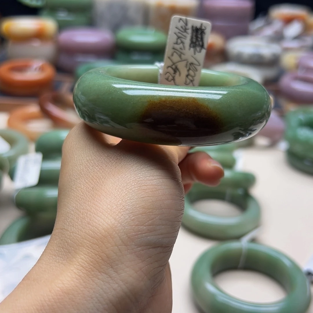 亿***家未镶嵌手镯石英岩玉