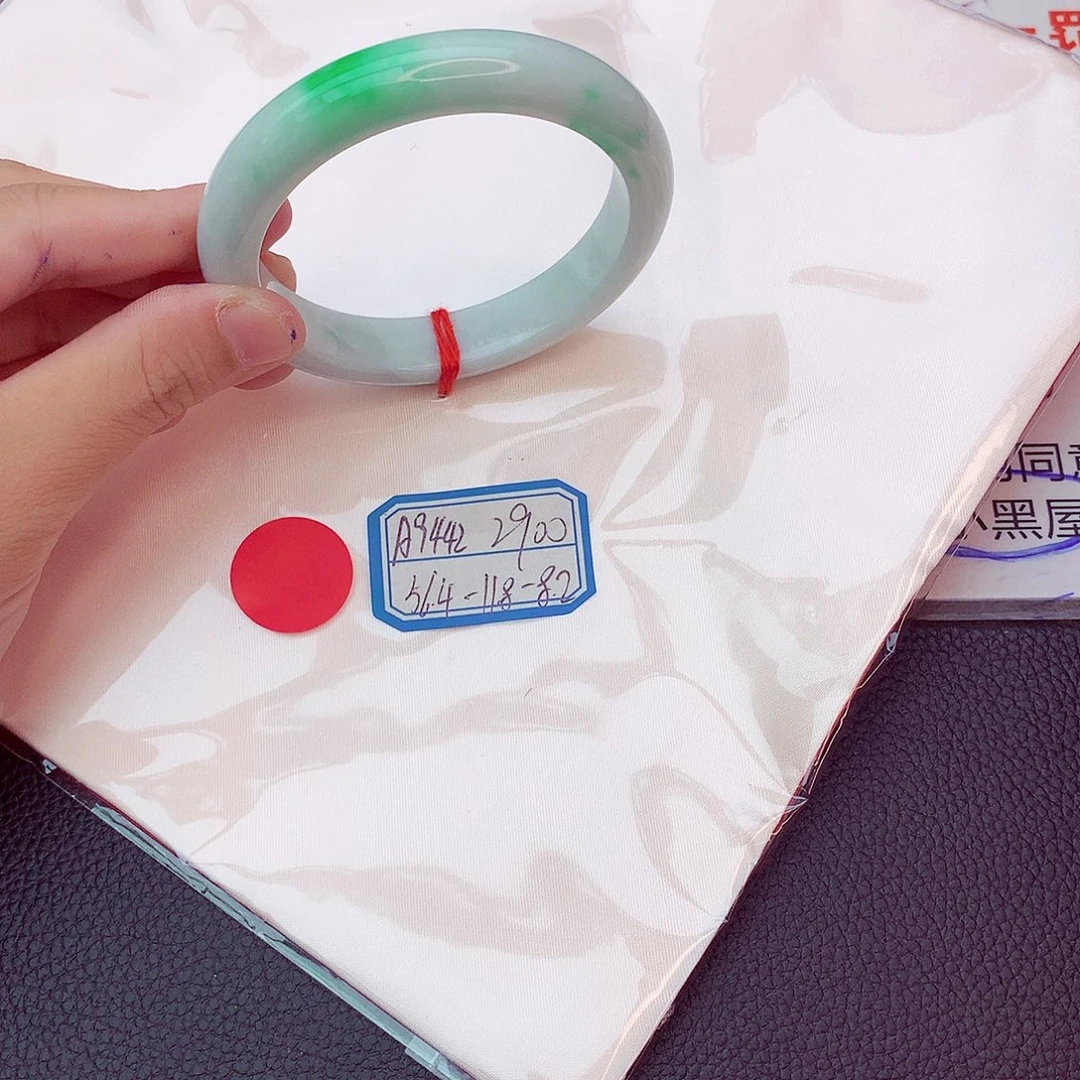 翡翠手镯未镶嵌翡翠