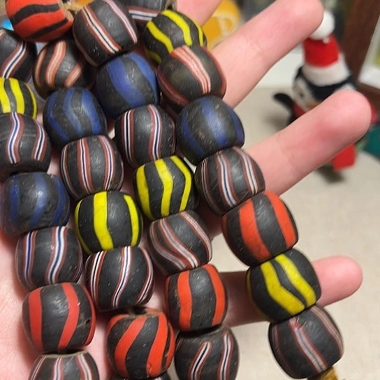 尼泊尔黑底琉璃一条