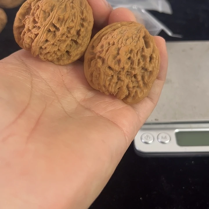 文玩核桃把件40左右微微瑕练手南疆，编号0000003