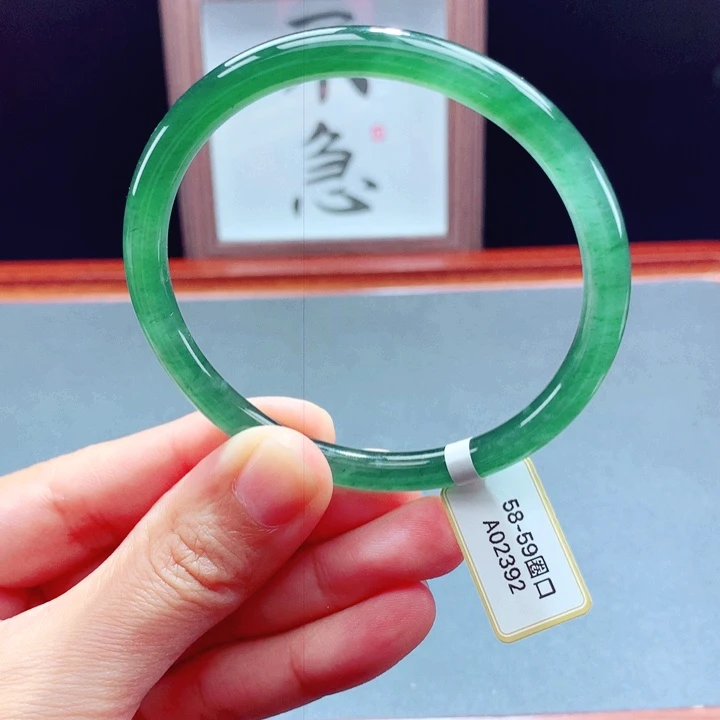 未镶嵌手镯翡翠圆镯