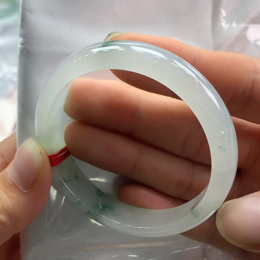 翡翠手镯未镶嵌翡翠