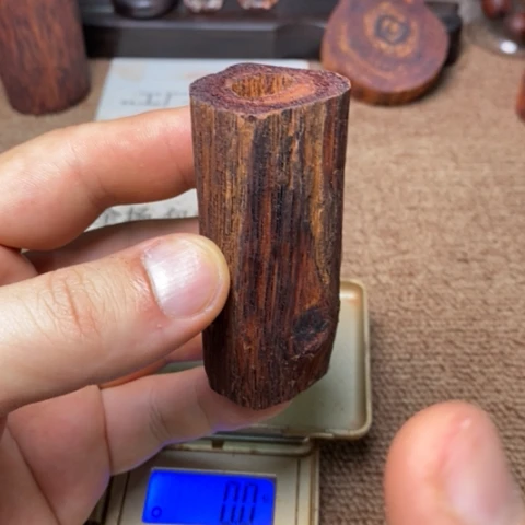 藤类45克降真香紫红油虫漏手把件