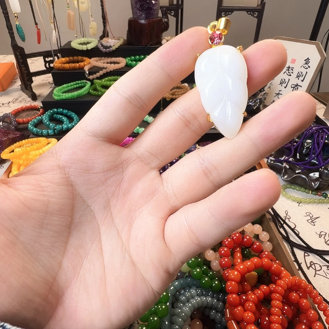 和田玉未镶嵌吊坠(赠链)脂白叶子吊坠