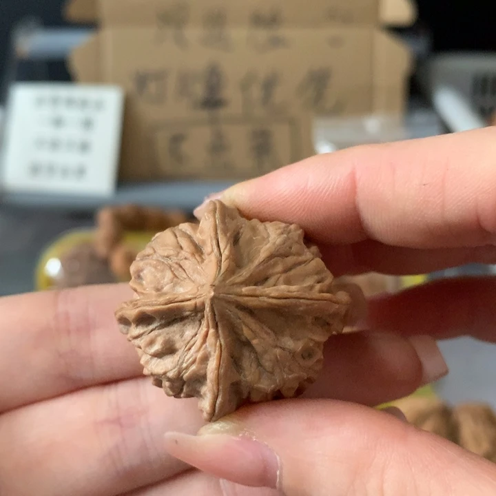 谢***行吊坠文玩核桃异形单只，有瑕疵