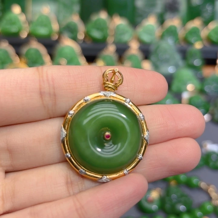 颈饰18K金镶嵌和田玉（碧玉）