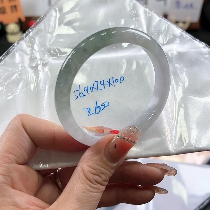 翡翠手镯未镶嵌烟青色