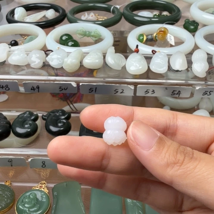 颈饰未镶嵌和田玉新疆和田并蒂莲
