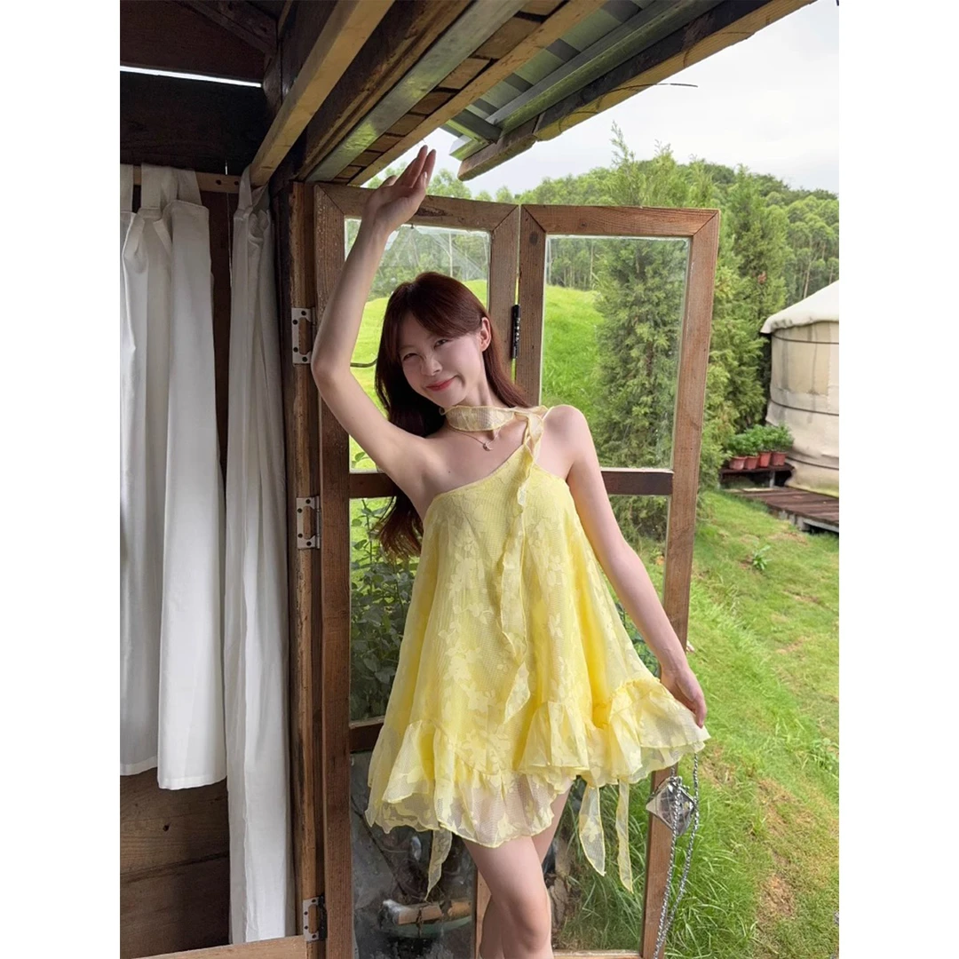 韩系黄色不规则挂脖斜肩连衣裙女夏季气质宽松显瘦设计感A字短裙