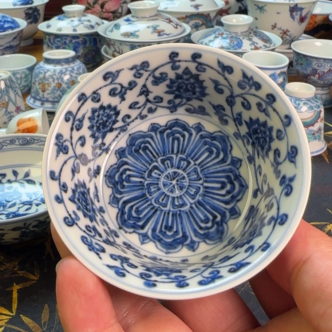 缠枝莲宝相花马蹄主人杯