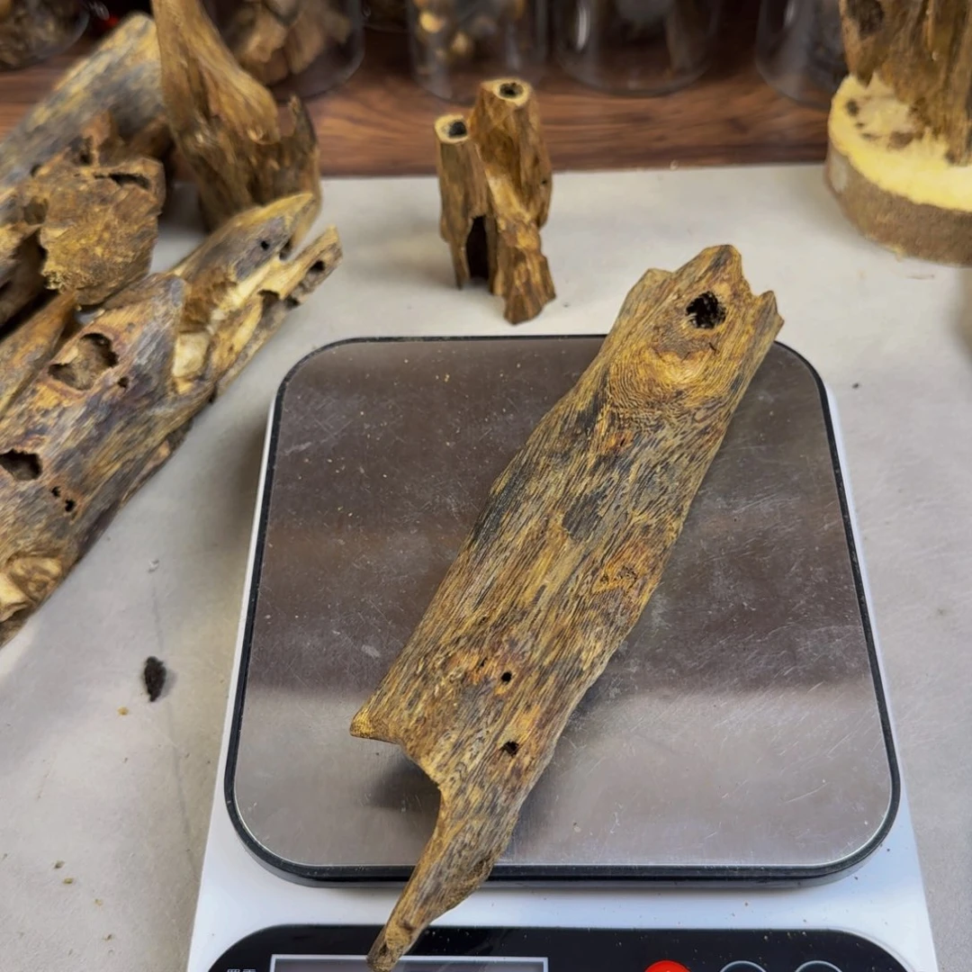 沉香沉香碎屑晓**色乌身圆叶4年老虫漏52克