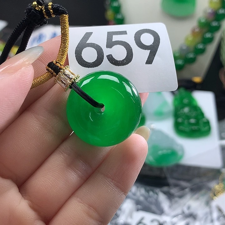 翡翠未镶嵌吊坠(赠链)