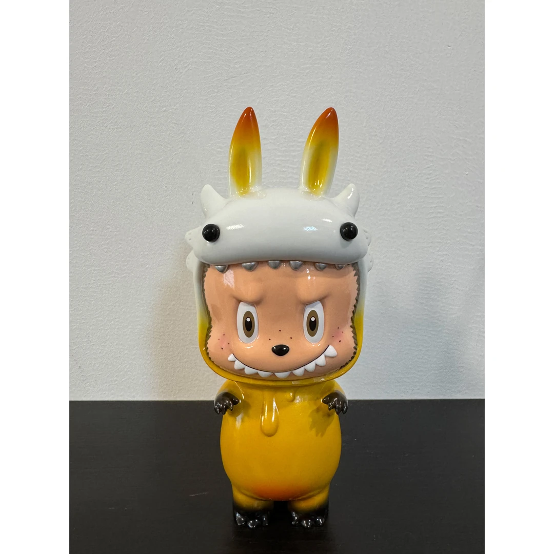 24、龙家升作品 LABUBU山椒鱼联名（金色）【LABUBU2拍卖】