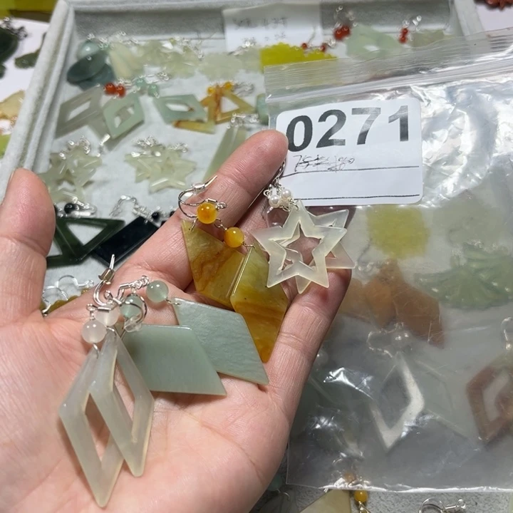 慧***呀蛇纹石玉未镶嵌耳饰