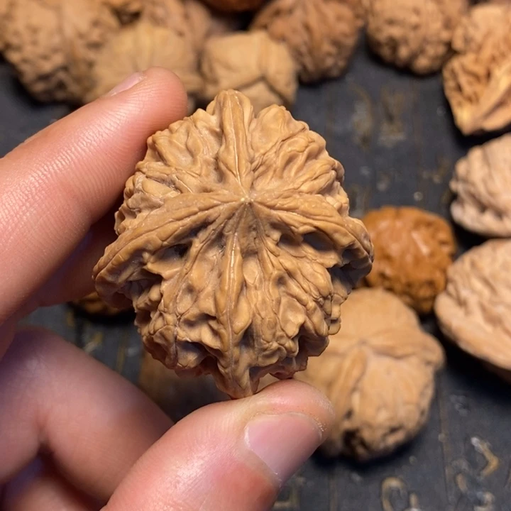 文玩核桃吊坠灰****发文玩核桃异形单只