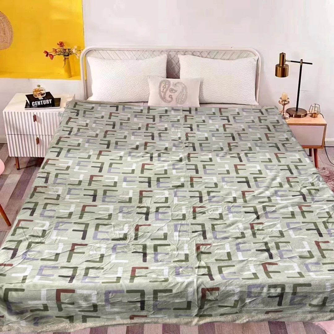 200*230CM 浅绿色色字母F 单层  午睡毯多功能卧室加厚绒毛毯