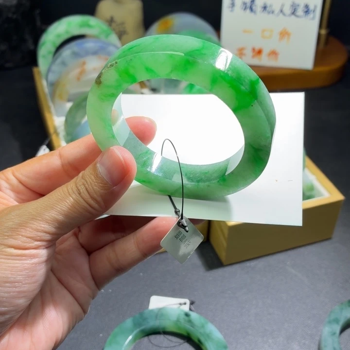 定制翡翠未镶嵌翡翠手镯