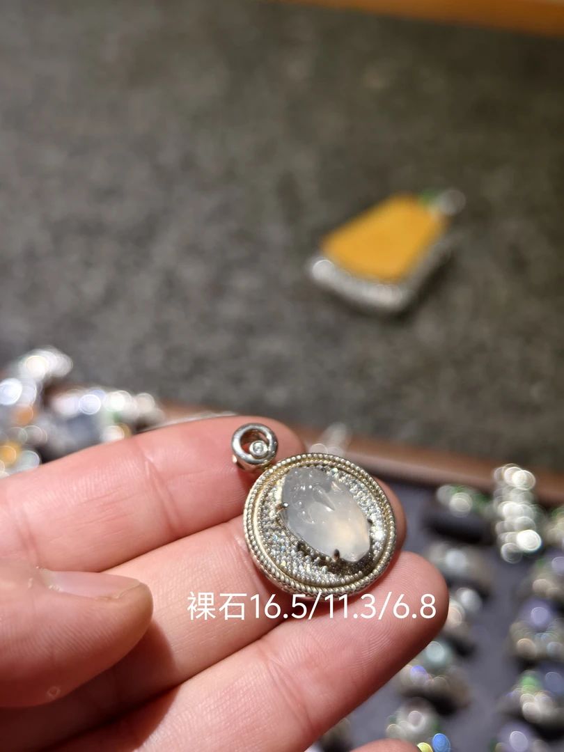 冰种翡翠银镶小貔貅白冰吊坠卡通萌饱满肉细起荧光戒指戒面蛋面T