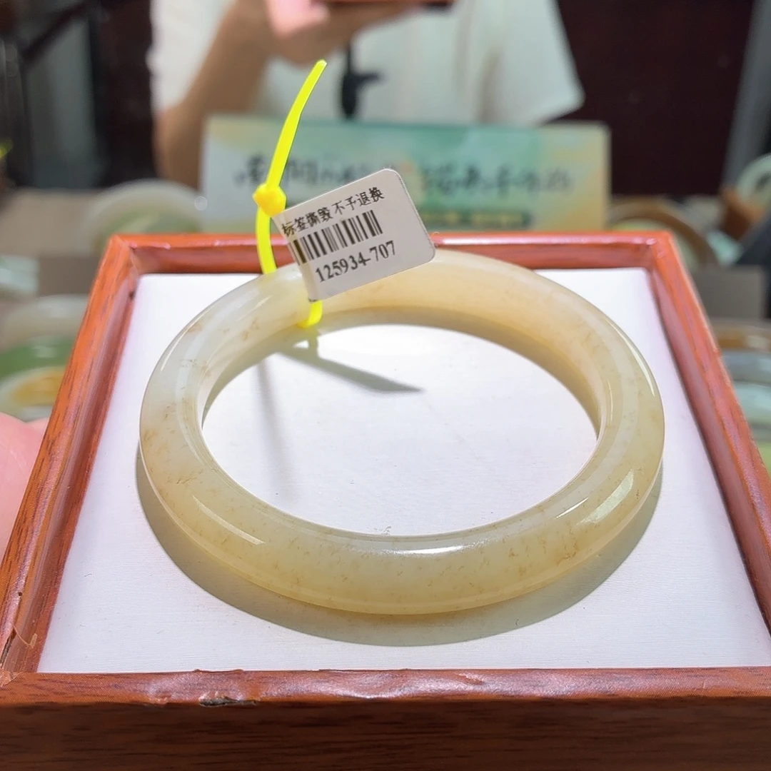 和田玉手镯未镶嵌18。57