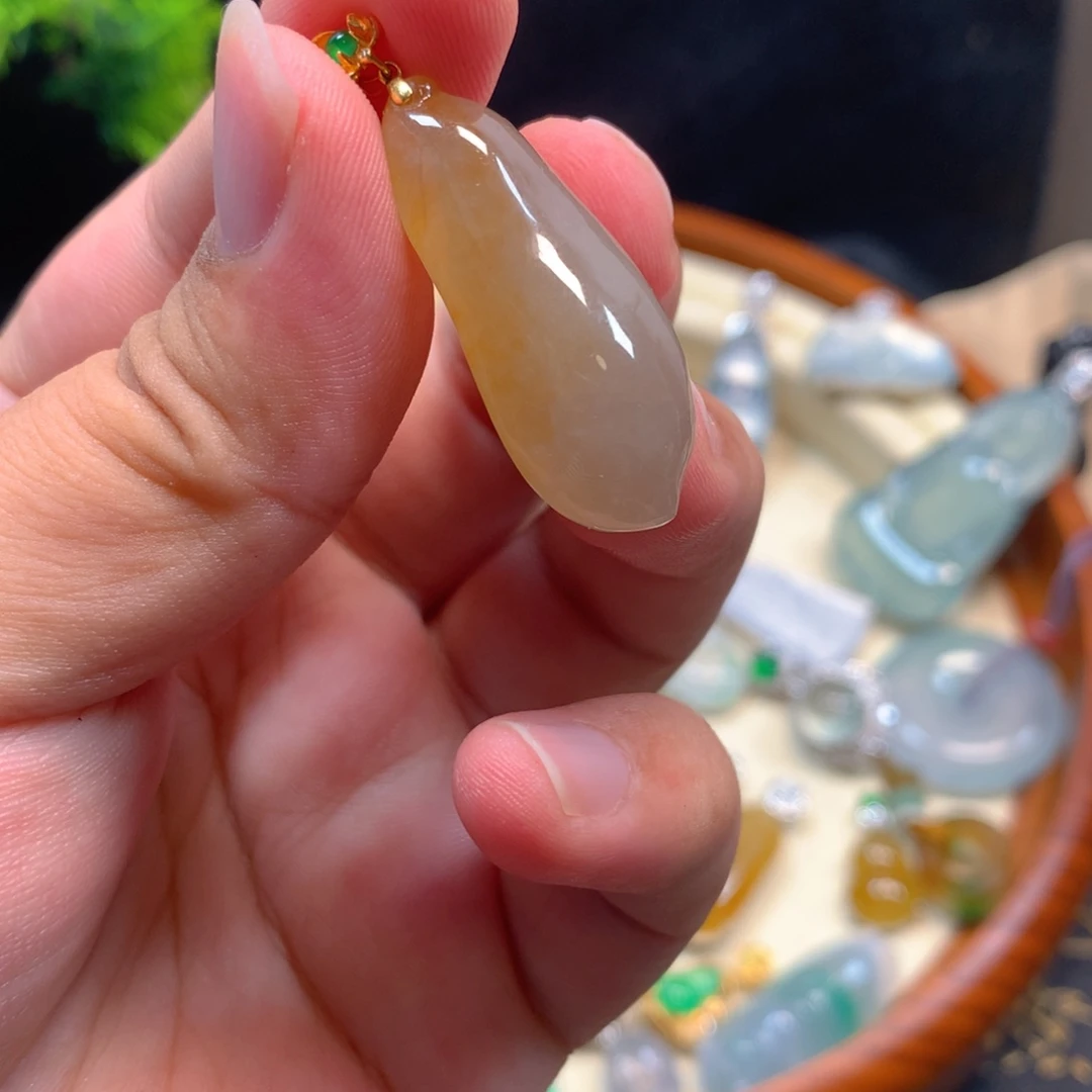 颈饰18K金镶嵌翡翠