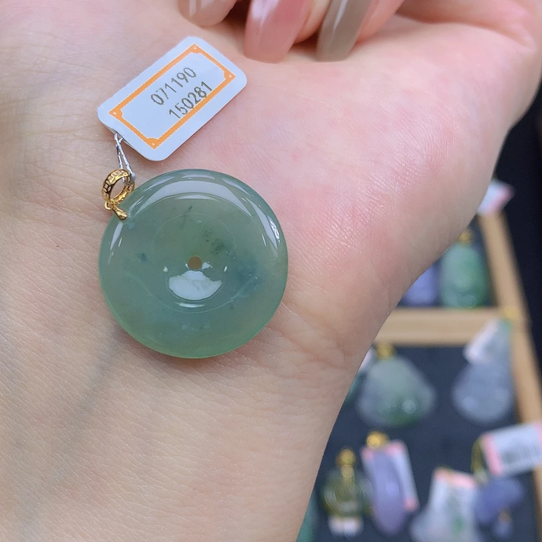 翡翠18K金镶嵌颈饰翡翠